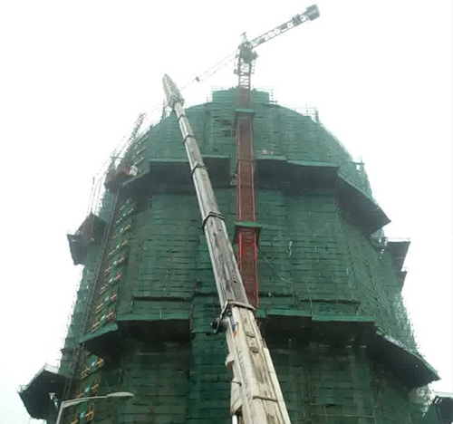 江西吊车在工地上作业